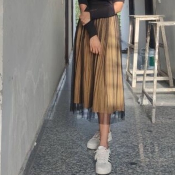 Elegant / modest Beige long skirt with black layer - Picture 2 of 7